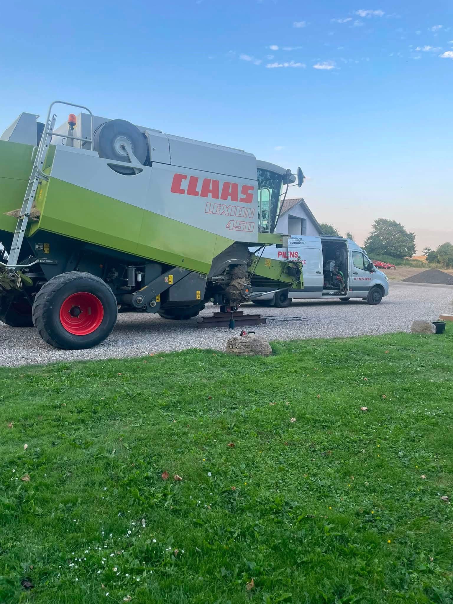 Pilegaardens servicevogn ved reparation af Claas mejetærsker på marken