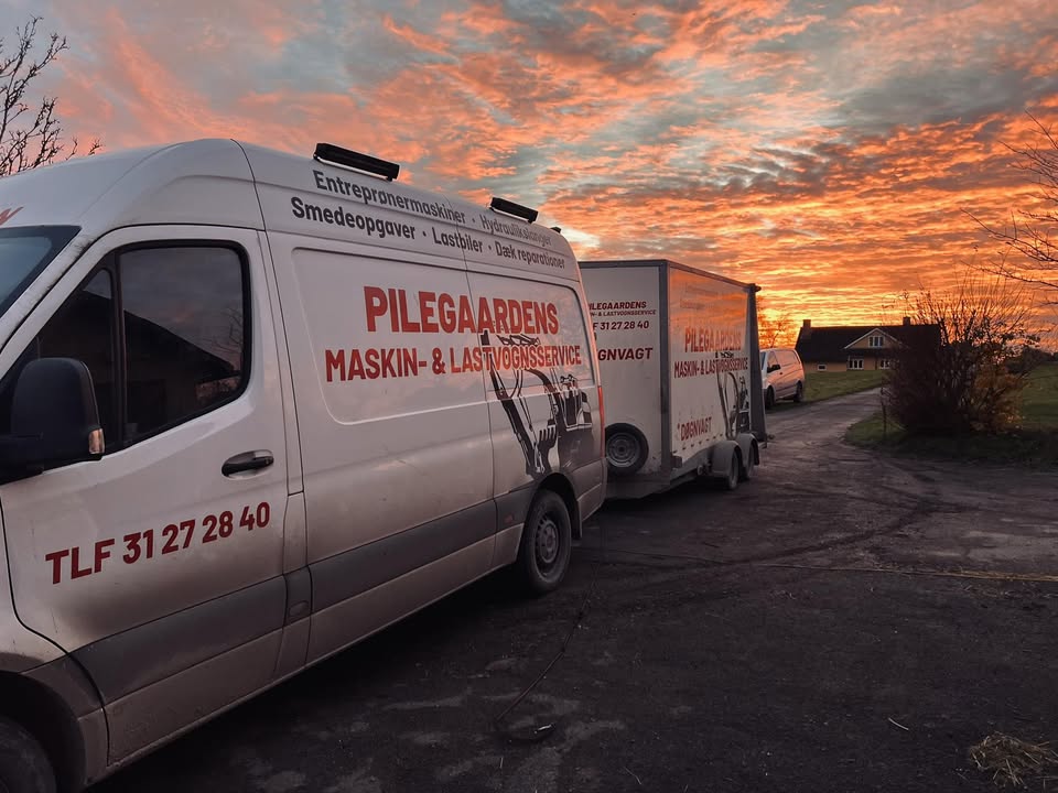 Pilegaardens servicevogn og trailer parkeret ved solnedgang